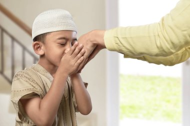 geleneksel kıyafet Asya Müslüman çocuk