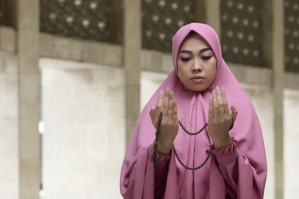 ビーズ チェーンと祈るイスラム教徒の女性 — ストック写真