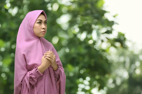 Muslim wanita dalam pakaian tradisional berdoa — Stok Foto