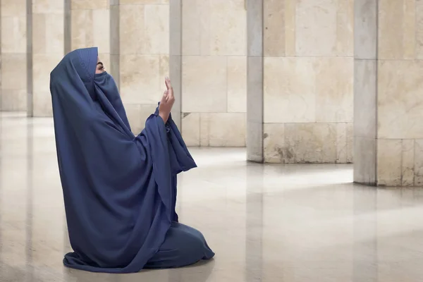 Μουσουλμάνα γυναίκα προσεύχεται στο τζαμί — Φωτογραφία Αρχείου