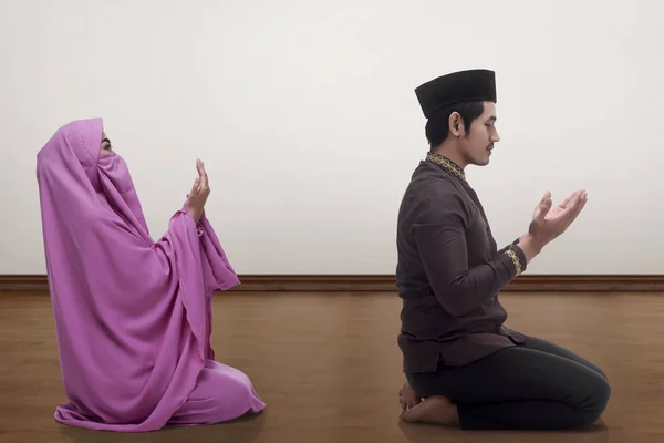 Musulman homme et femme priant ensemble — Photo