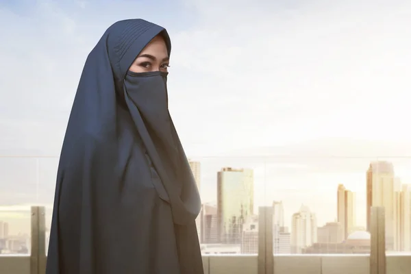 Мусульманська жінка з закритим обличчям — стокове фото