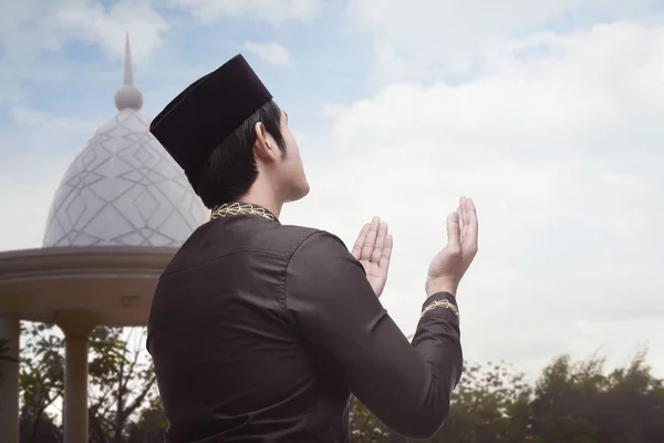 Мусульманин поднял обе руки, чтобы помолиться — стоковое фото