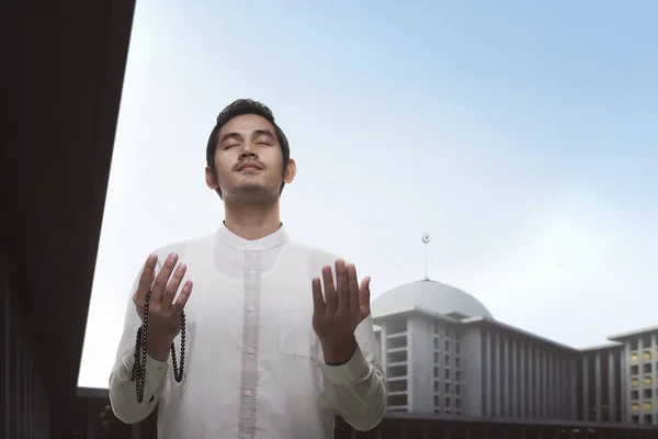 Muslim man praying with beads — Stock Photo, Image