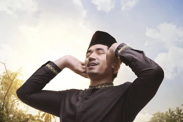 Muslim man in black cap praying — Stock Photo, Image