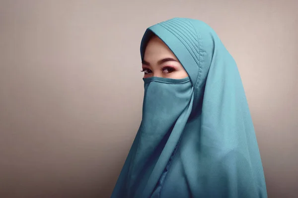 Mulher em hijab com cobertura facial — Fotografia de Stock