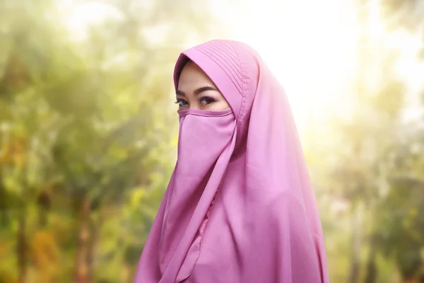 Азиатская мусульманка с закрытым лицом — стоковое фото