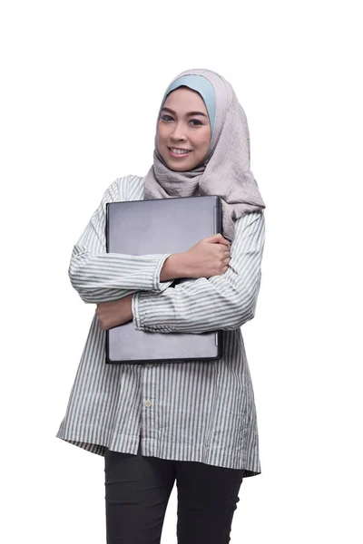Aziatische Moslimvrouw bedrijf laptop — Stockfoto