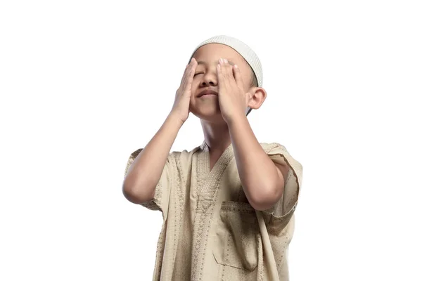 Ásia muçulmano criança orando — Fotografia de Stock