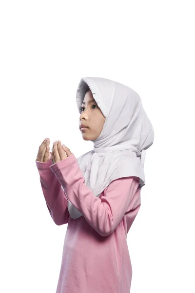 Asiatiska muslimsk flicka be — Stockfoto