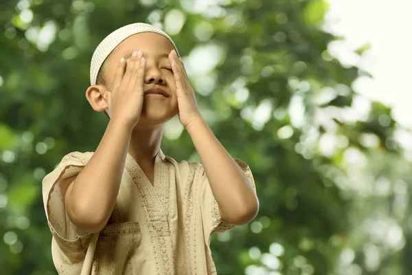 Muslim child in traditional dress praying — Stock Photo, Image