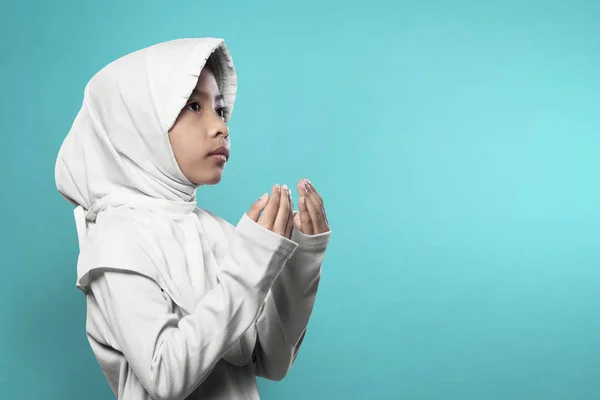 Menina no hijab levantando a mão e orando — Fotografia de Stock