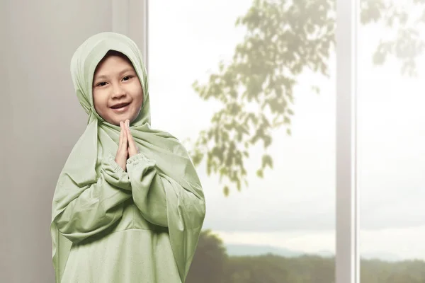 Moslim meisje dragen hijab bidden — Stockfoto