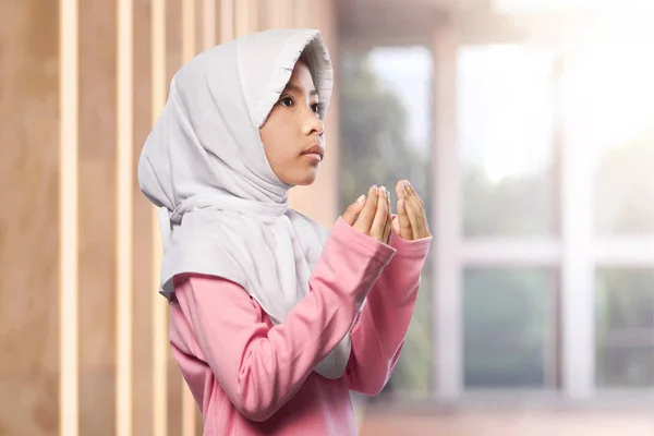 Criança muçulmana levantando as mãos e rezando — Fotografia de Stock
