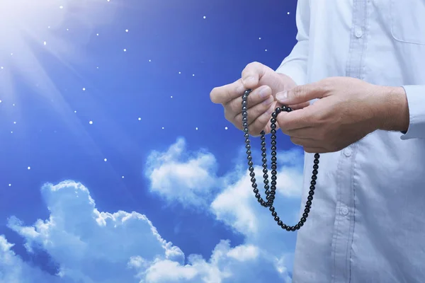 Mains de la personne musulmane avec des perles de prière — Photo