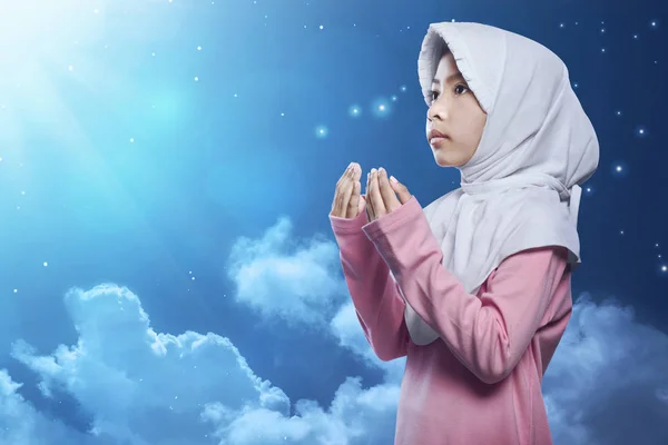 Asian muslim kid wearing hijab — Stock Photo, Image