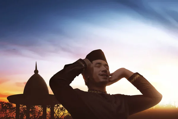 Muslim man praying to god — Stock Photo, Image