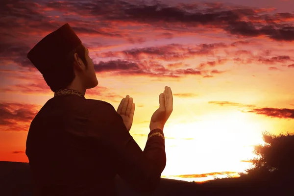 アジアのイスラム教徒の男の祈り — ストック写真