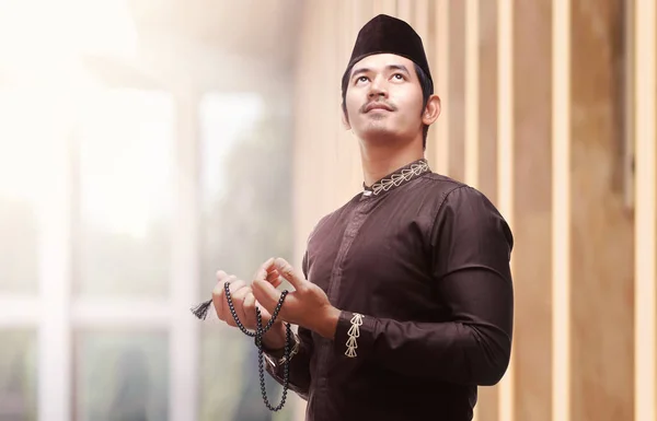 Homem muçulmano em vestido tradicional — Fotografia de Stock