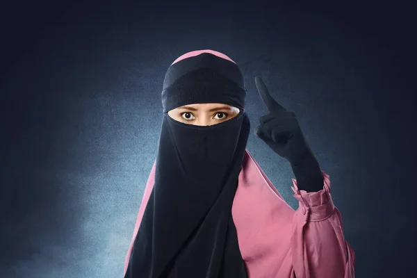 Hermosa mujer musulmana asiática en hijab — Foto de Stock