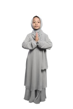 hijab giyen Asyalı Müslüman çocuk 