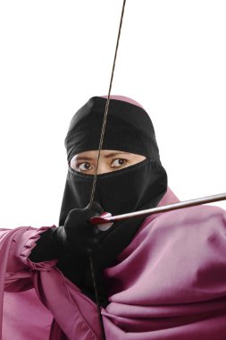 Müslüman kadının okla vurmaya hazırlanıyor