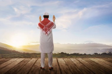 eller yükselterek ve dua Müslüman erkek