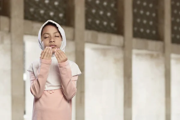 ヒジャーブを着ているアジアのイスラム教徒の子供 — ストック写真
