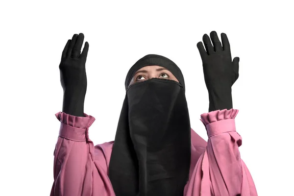 ヒジャーブを祈って身に着けているイスラム教徒の女性 — ストック写真