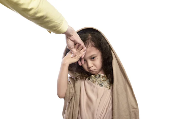 Moslim kind kussen hand van ouders — Stockfoto