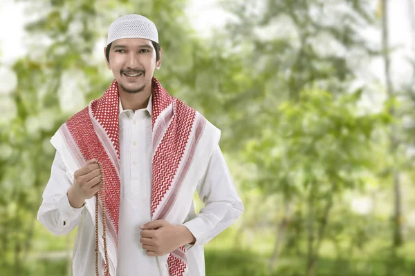 Uomo musulmano con perline di preghiera — Foto Stock