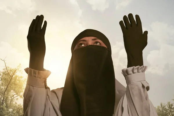 Muslimische Frau in traditioneller Kleidung betet — Stockfoto