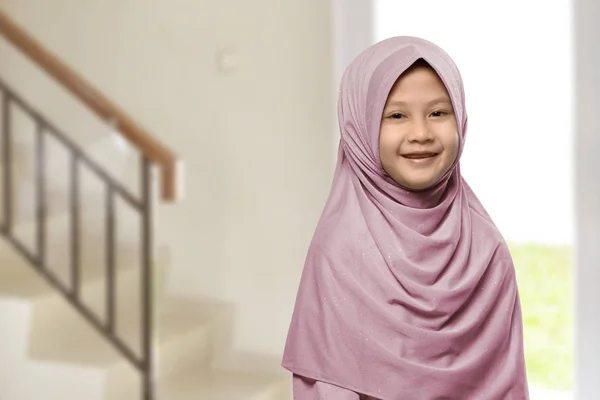 Μουσουλμανικές κορίτσι της Ασίας με μαντίλα — Φωτογραφία Αρχείου