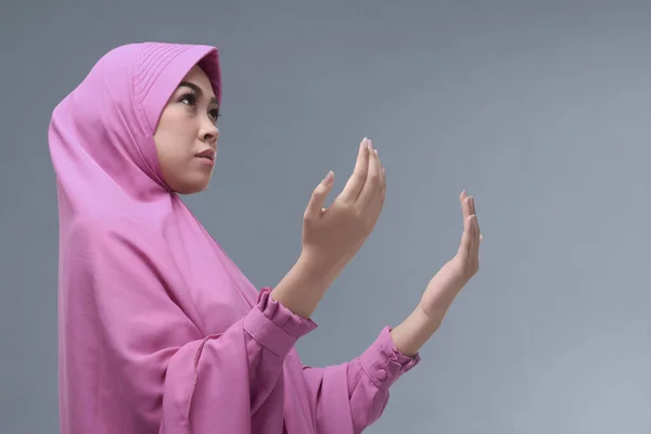 Ásia muçulmano mulher orando — Fotografia de Stock
