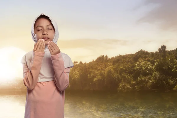 Asiático muçulmano criança com hijab orando — Fotografia de Stock