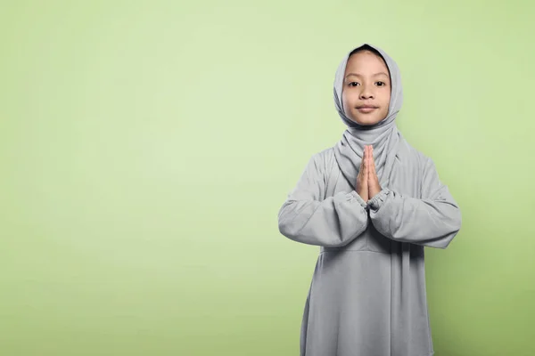 Мусульманская девушка в хиджабе, молящаяся — стоковое фото