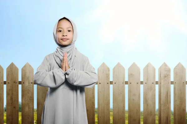 Asiático musulmán niño con hiyab orando — Foto de Stock