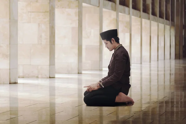 Religious asian muslim man praying — Stock Photo, Image