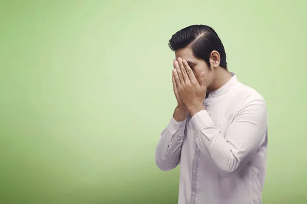 Asiático musulmán hombre orando — Foto de Stock