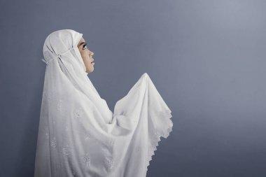 Asyalı Müslüman kadın peçe dua giyiyor 