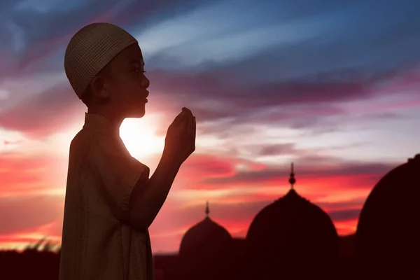 Asyalı Müslüman çocuk dua — Stok fotoğraf