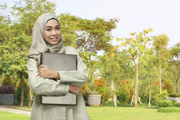 Mooie Aziatische Moslimvrouw — Stockfoto