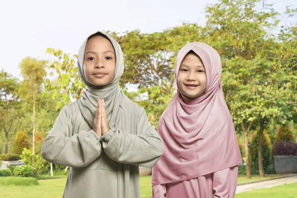 2 つのアジアのイスラム教徒の女の子 — ストック写真