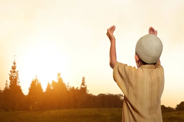 Muslim asia anak dengan topi — Stok Foto