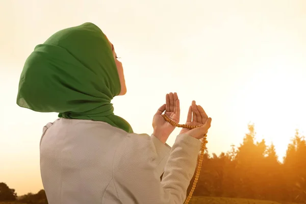 Bella Donna Musulmana Asiatica Che Prega Con Perline Preghiera Durante — Foto Stock