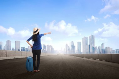 Mutlu Asyalı kadın traveler w