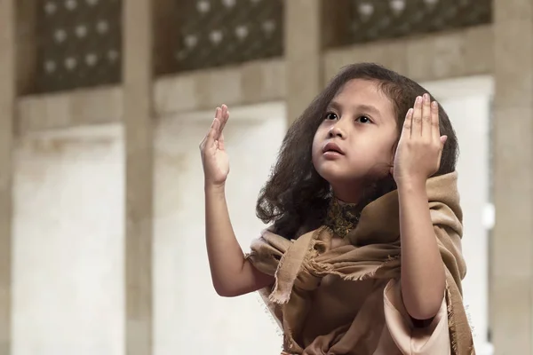 Ładna Azjatka dziecka muzułmańskich — Zdjęcie stockowe