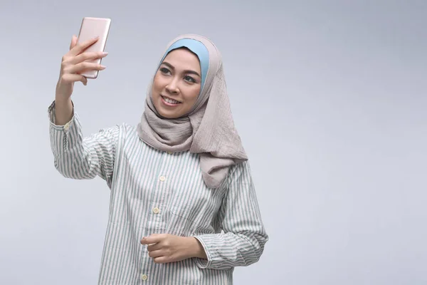 Jonge Aziatische Moslimvrouw — Stockfoto