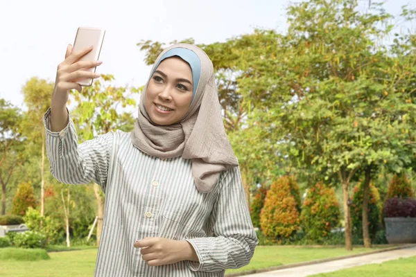 Mooie Aziatische Moslimvrouw — Stockfoto