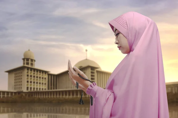 Fiatal ázsiai muszlim nő imádkozott — Stock Fotó